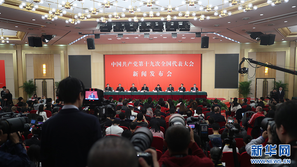 刘德华现身某品牌活动引粉丝热捧，63岁状态成焦点