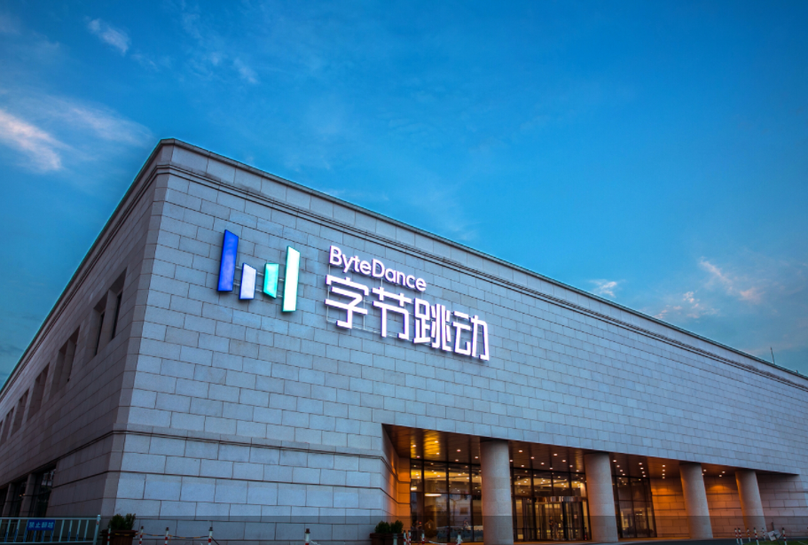 《新闻联播》主播台前幕后的二十年：从邢质斌到康辉，谁在塑造国家叙事的声线？